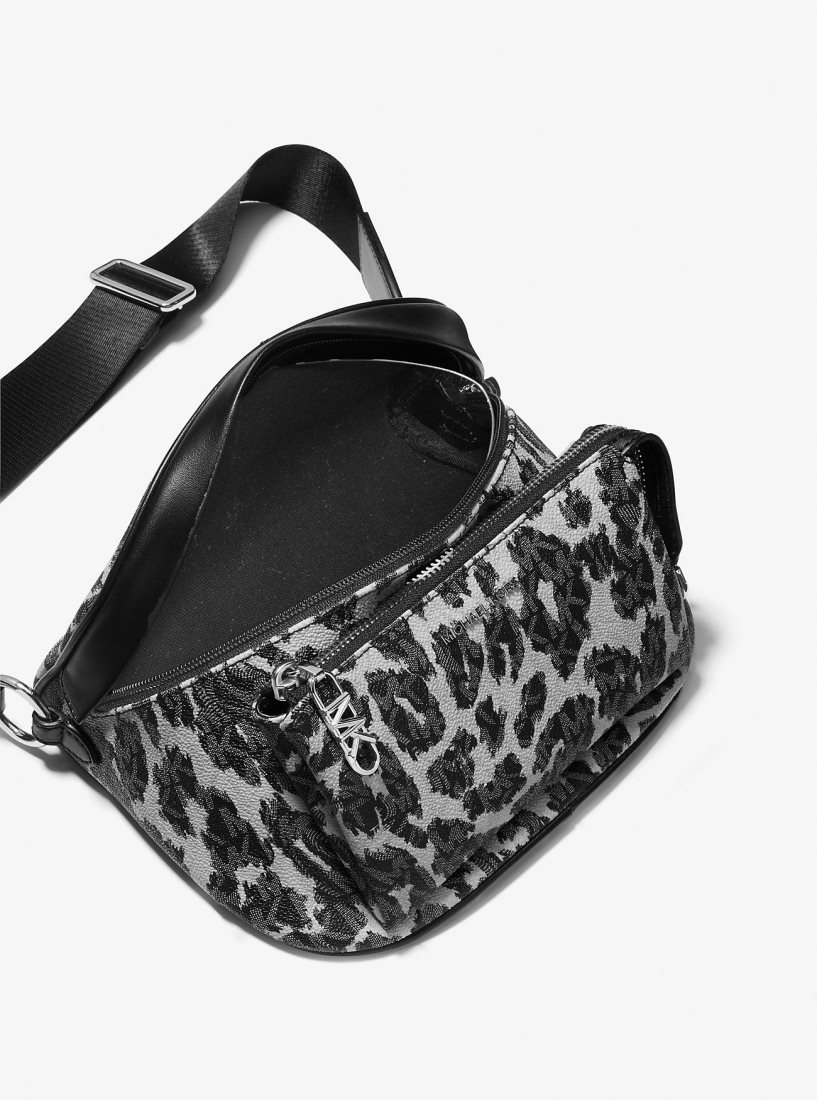 Sacs à Dos Michael Kors Slater Medium Leopard Logo Sling Pack Femme Noir | 2470HDFNU